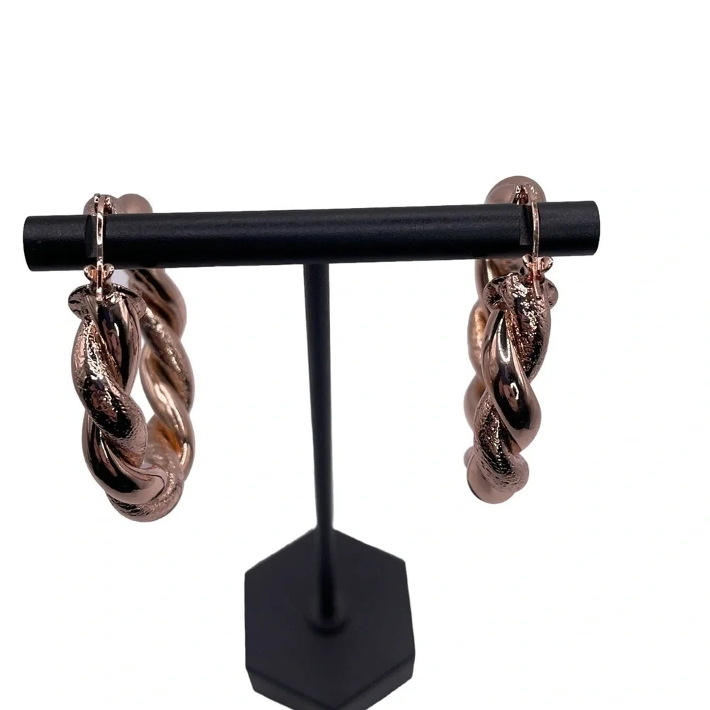 Twist hoop earrings